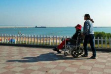 北流八旬老人推轮椅带老伴游中国(为了方便推轮椅带老伴出门)