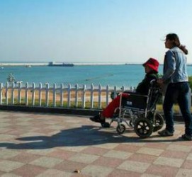 北流八旬老人推轮椅带老伴游中国(为了方便推轮椅带老伴出门)