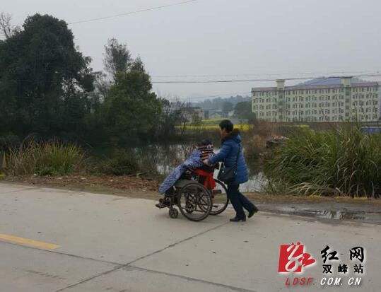 八旬老人推轮椅带老伴游中国(为了方便推轮椅带老伴出门)